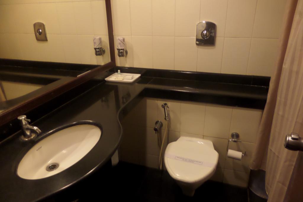 Hotel Elegance Kāladi Buitenkant foto