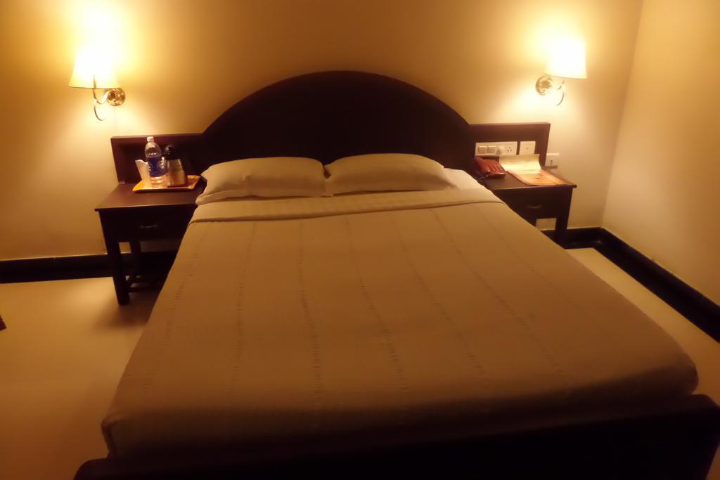 Hotel Elegance Kāladi Buitenkant foto